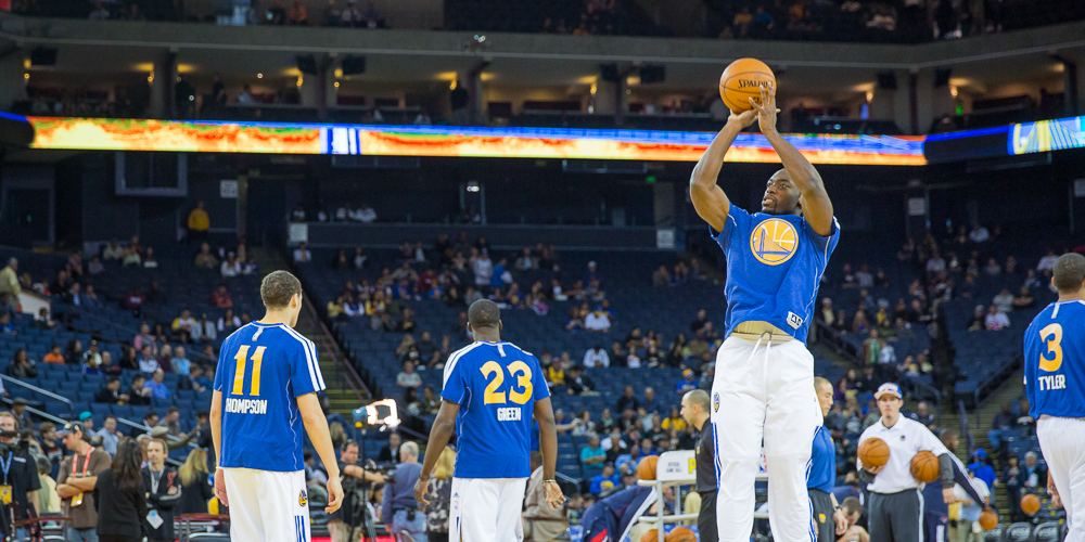 Stephen Curry shooting during Golden State Warriors pregame warmups in front of fans