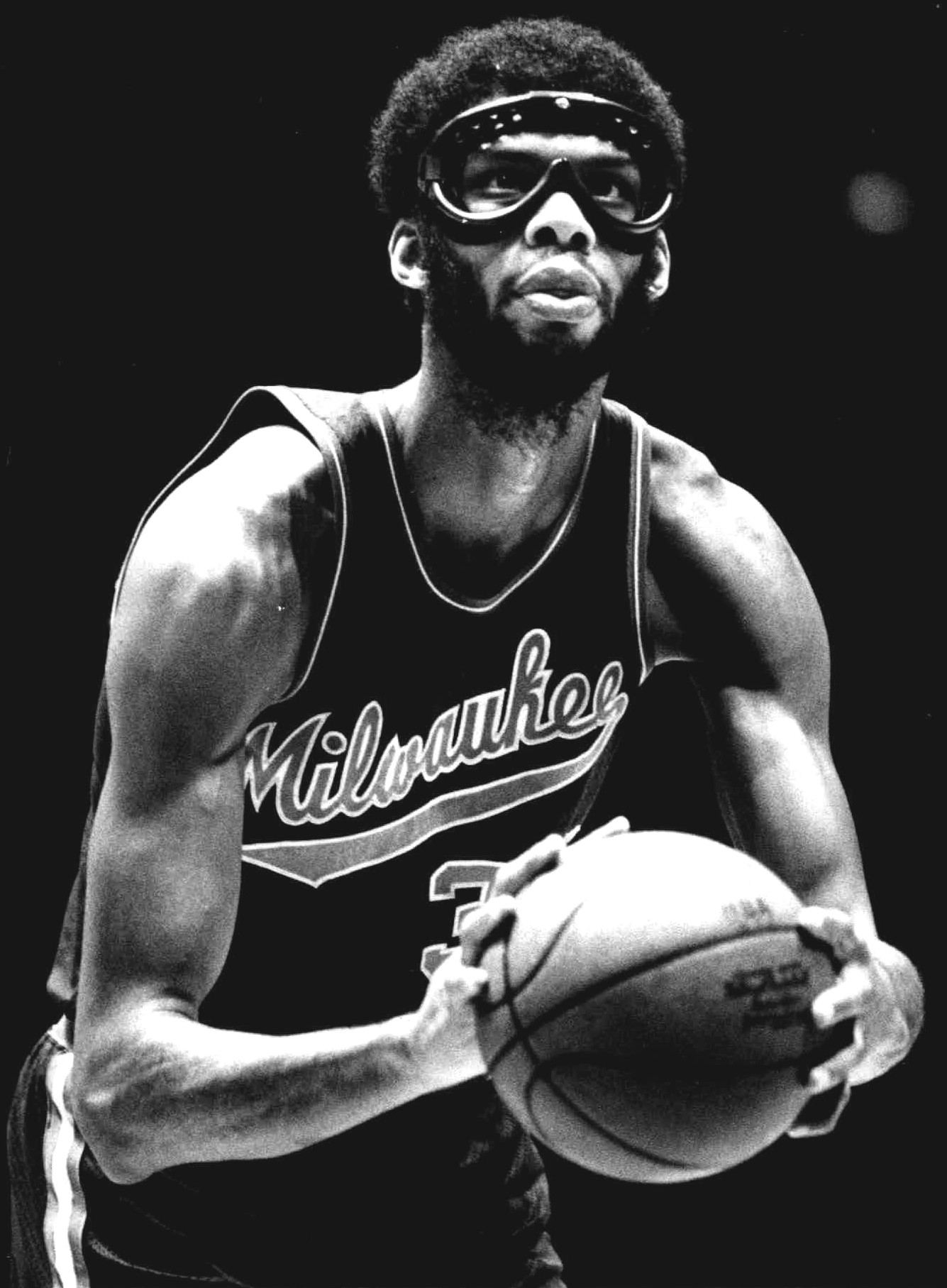 Kareem Abdul-Jabbar in a Milwaukee Bucks uniform in 1974